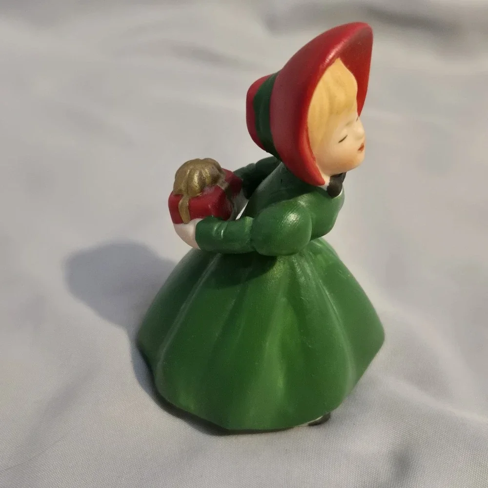 Enesco 1999 Figurine Old Fashion Kissing Girl Christmas Gift Ceramic Decoration
